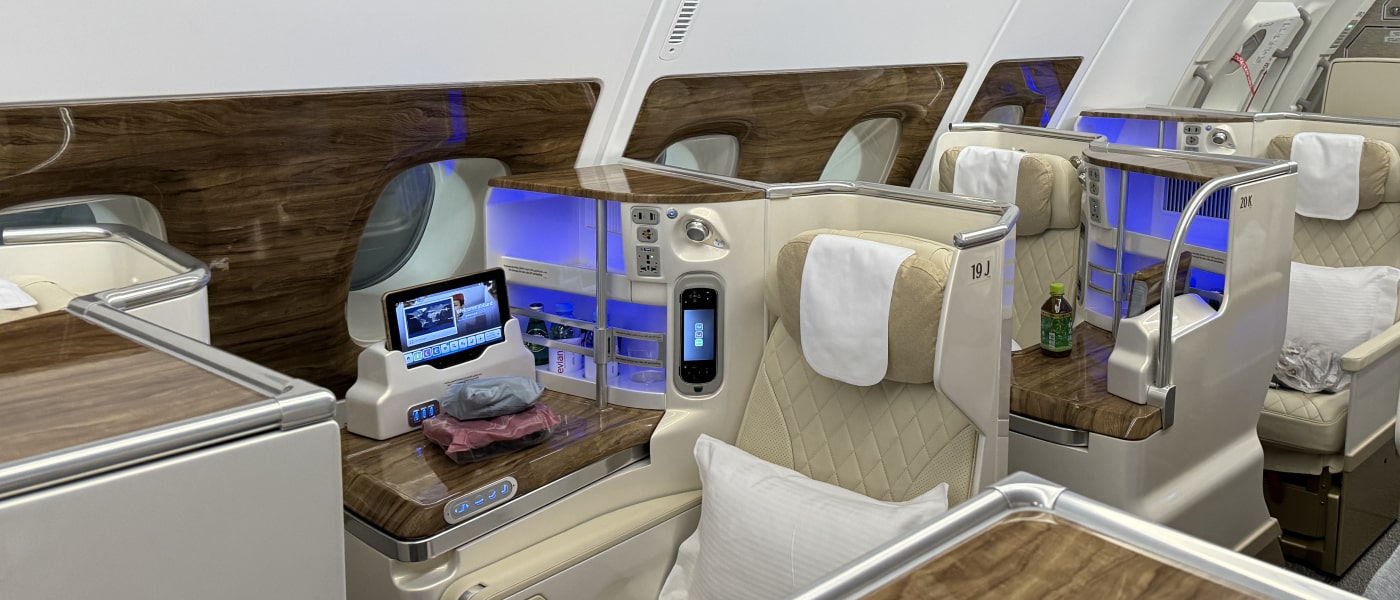 エミレーツ航空のA380のビジネスクラスの座席と機内食とラウンジとアメニティについての搭乗記について教えます