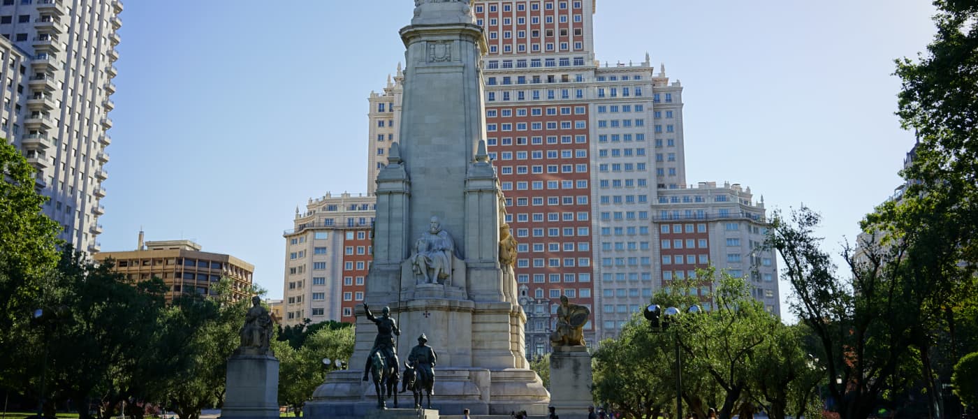 スペインのマドリード市内観光で行ったスペイン広場、プラド美術館、サン・ミゲル市場、マヨール広場についての旅行記レビューブログです