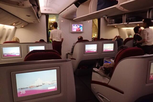 カタール航空のビジネスクラスのQスイート座席と機内食とパジャマや 